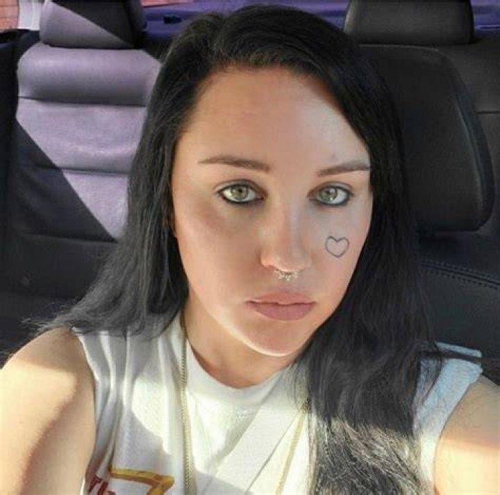 Amanda Bynes anuncia nova aposta de carreira musical ao fazer suspense