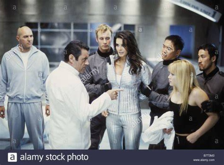 Angie Harmon in Agent Cody Banks