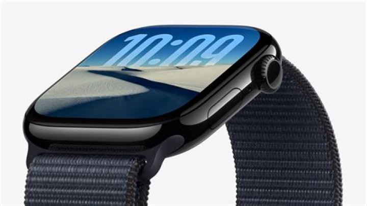 Apple Watch Series 4 in rose gold and metallic strap