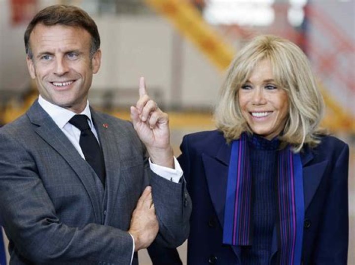 Brigitte Macron TomenaEseta