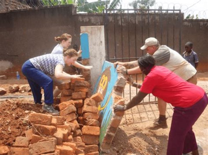 Construction volunteering in Uganda