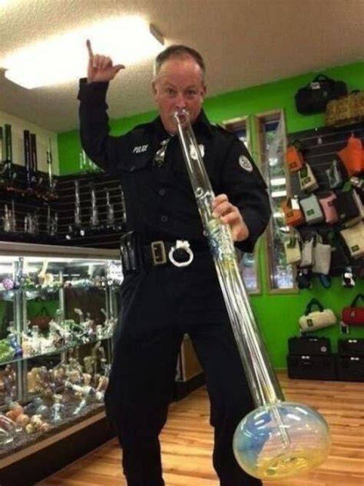 cop_bong