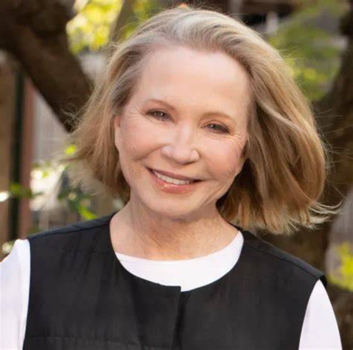 Debra Jo Rupp Age, Net Worth, Height, Affair, Career, and More