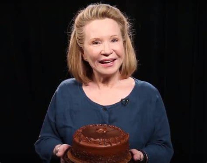 Debra Jo Rupp Net Worth, Salary, Age, Height, Bio, Family, Career