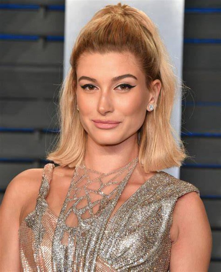Hailey Baldwin on the TV show "Drop the Mic" | Image: Pinterest