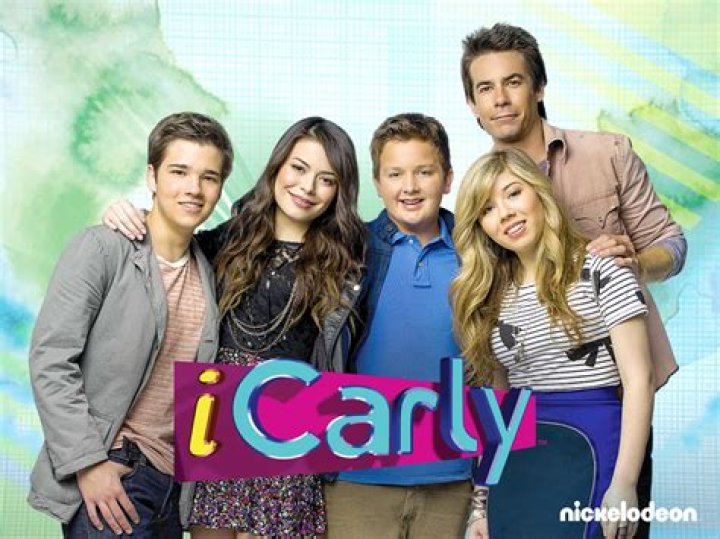 iCarly's Sam, Freddie, and Carly posing with paddles with their faces on them