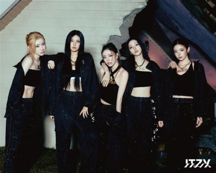 ITZY's Yeji Looked Fabulous And Flawless With Hair Down And MIDZY Can't