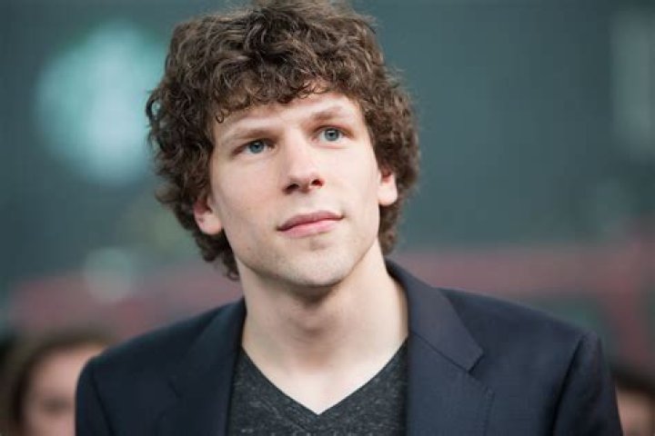 Jesse Eisenberg Height, Age, Net Worth, Wife, Sister, Girlfriend, Facts