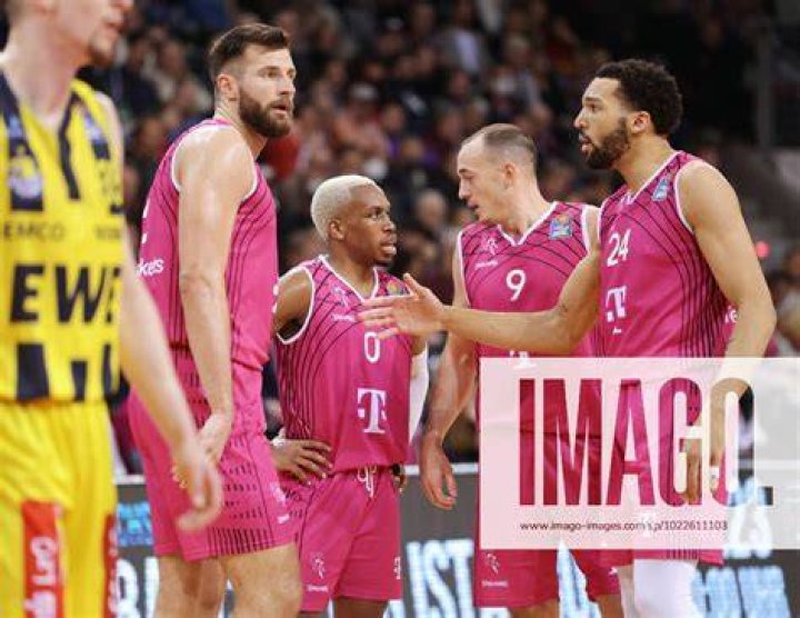Leon Kratzer, Deane Williams Telekom Baskets Bonn Till Pape BG