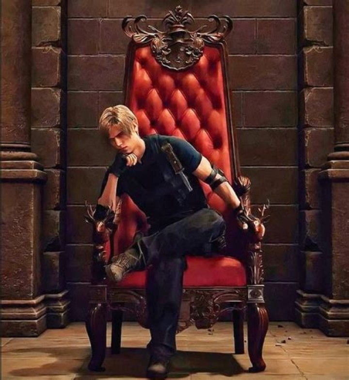 Leon sits around looking cool at the beginning of Resident Evil 4.