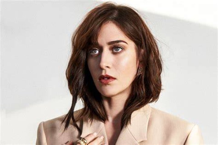 Lizzy Caplan in Fleishman Is In Trouble-1