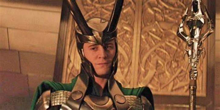 Loki greeting Thor on Asgard at the start of Thor Ragnarok