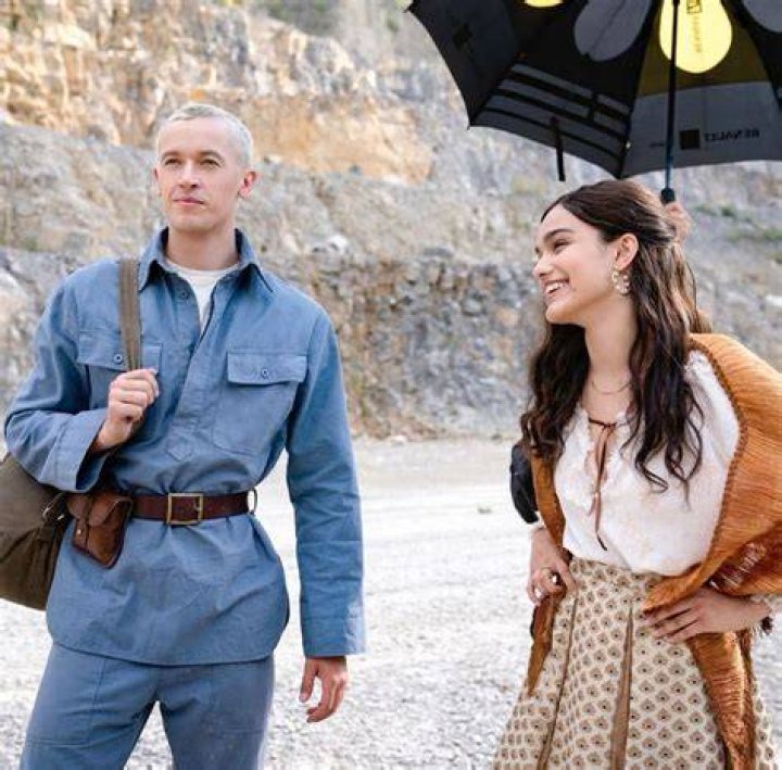 Lucy Gray and&nbsp;Coriolanus Snow looking out in The Ballad of Songbirds & Snakes.