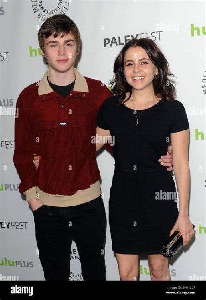 Miles Heizer & Mae Whitman from Celebrity Roommates E! News