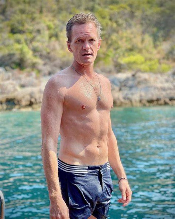 Neil Patrick Harris pokes fun at his shirtless body