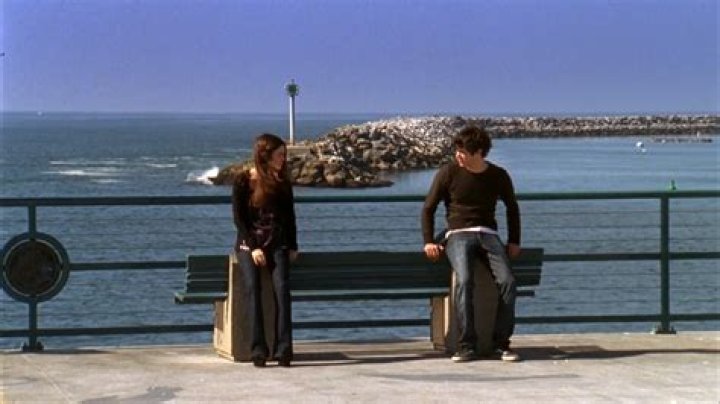 Seth and Summer sitting on the floor as Seth proposes on The O.C.