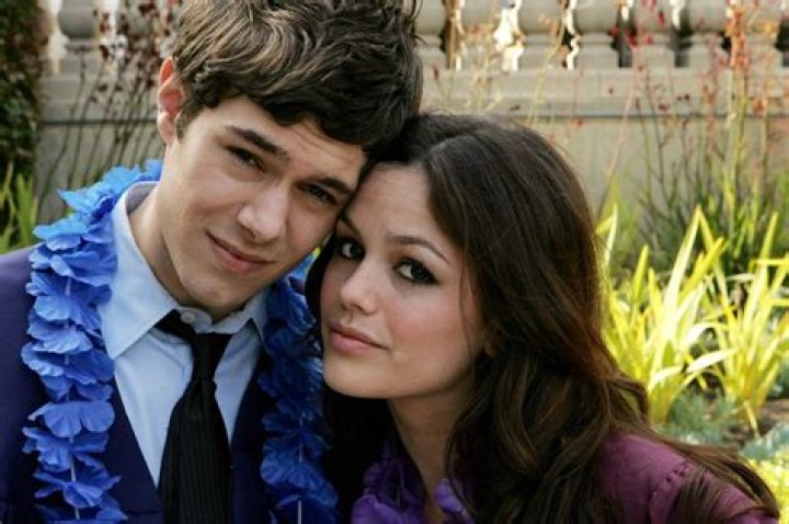 Seth Cohen and Summer Roberts dressed up for Christmas and sitting together on The O.C.