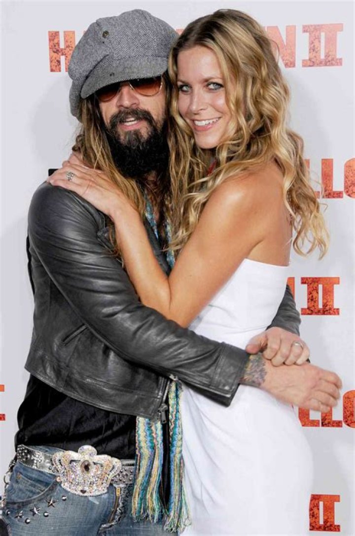 Sheri Moon Zombie and Rob Zombie in The Munsters