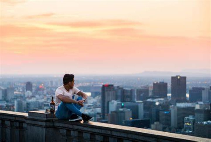 Shibuki sitting on a ledge in Alice in Borderland.