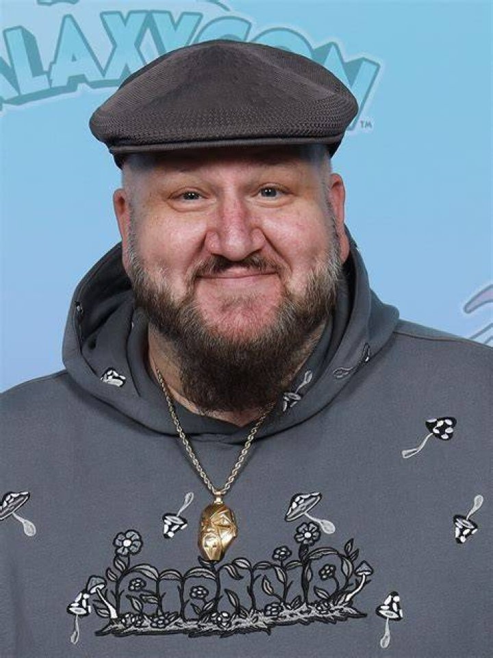 Stephen Kramer Glickman posing