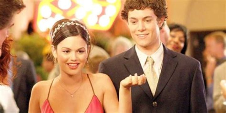 Summer and Seth smiling and dressed up at a dance on The O.C.