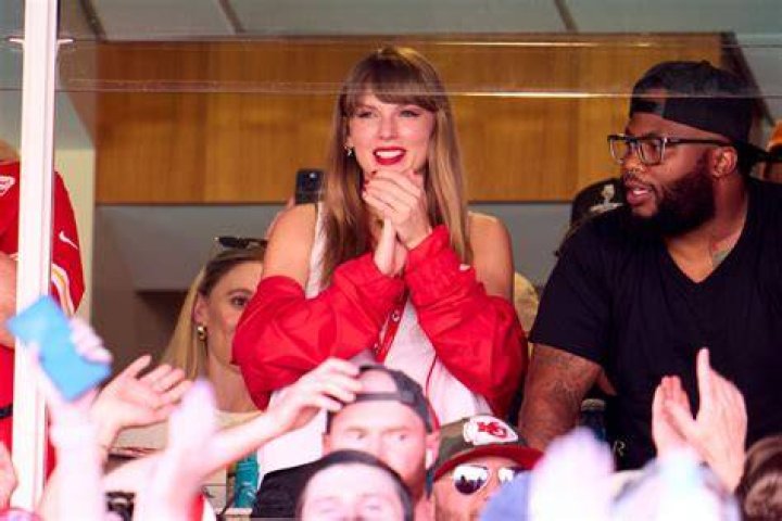 Taylor Swift Cheers on Travis Kelce&rsquo;s Touchdowns at the Kansas City