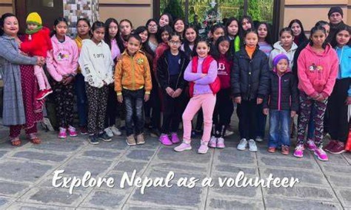  Volunteer with children in Nepal