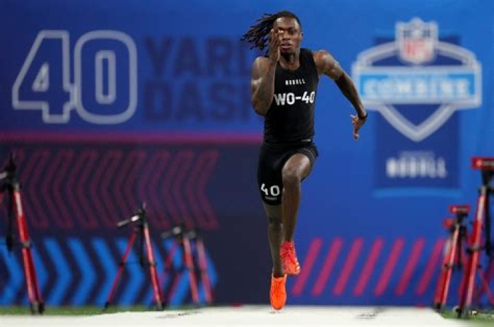what was the fastest 40 yard dash in NFL history